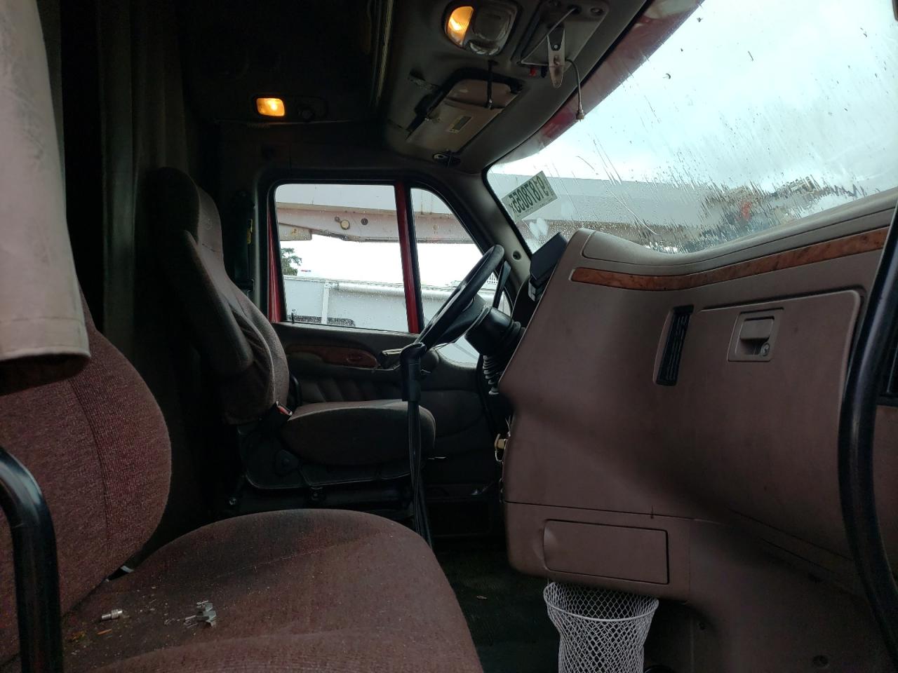 Peterbilt 587 Image 2