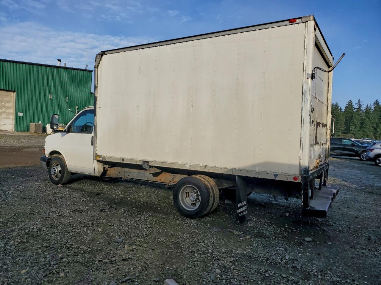 Chevrolet Express Image 3