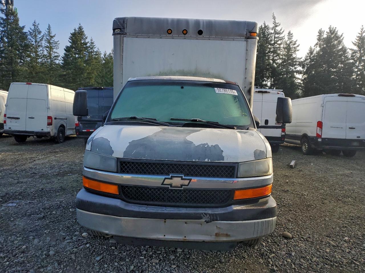 Chevrolet Express Image 9