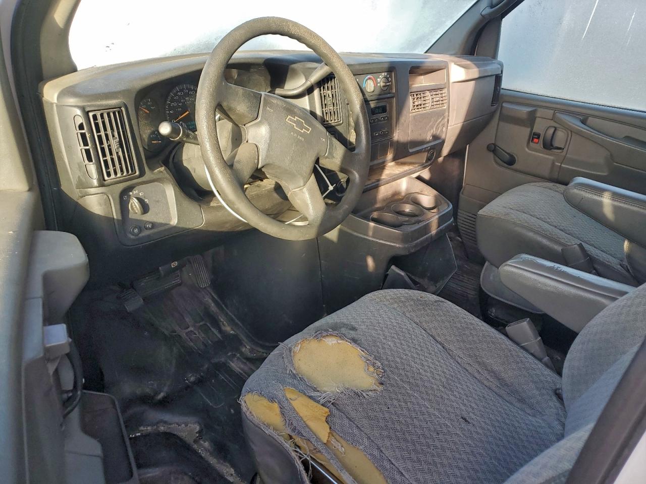 Chevrolet Express Image 13