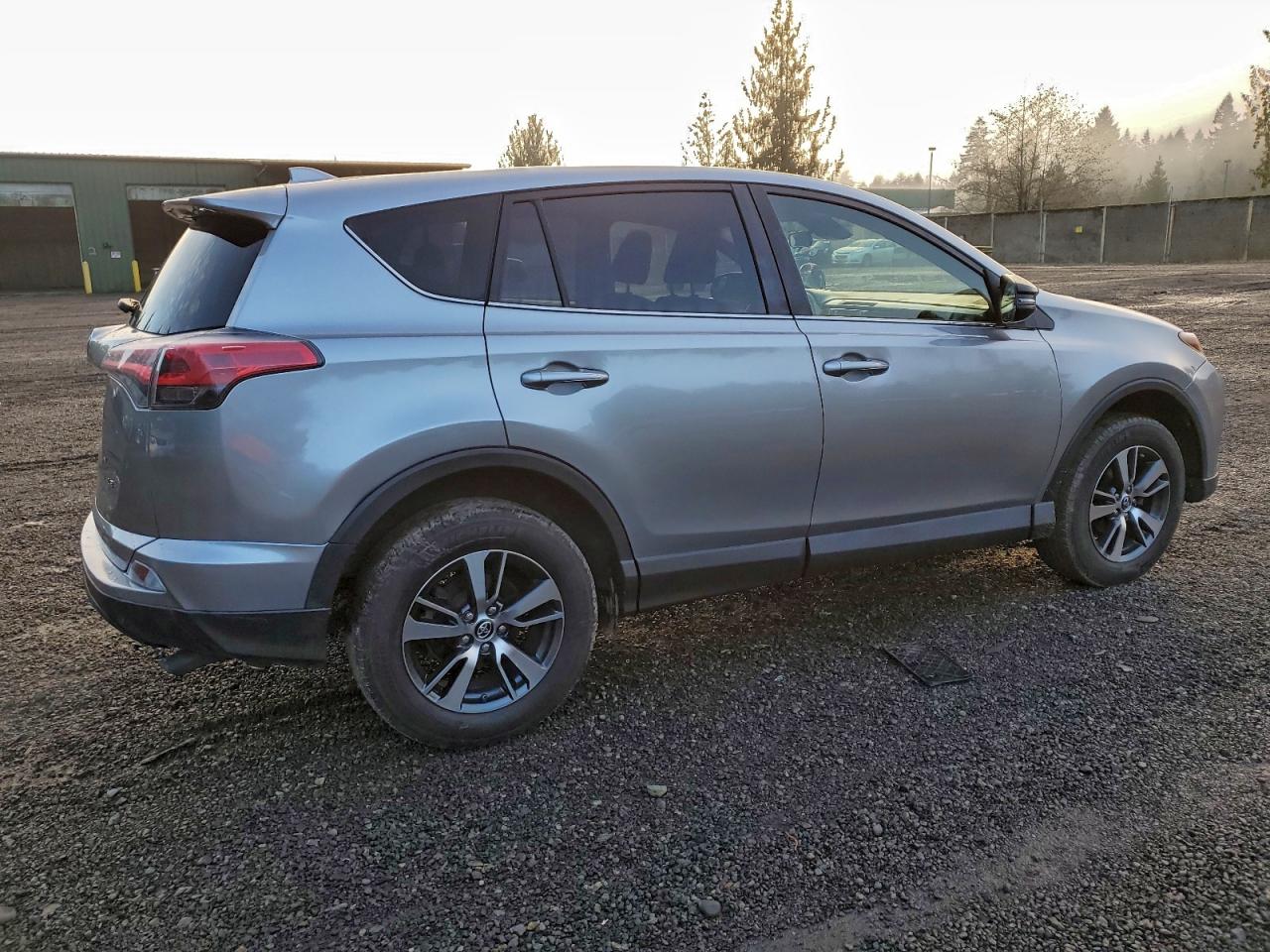 Toyota RAV4 Le Image 4