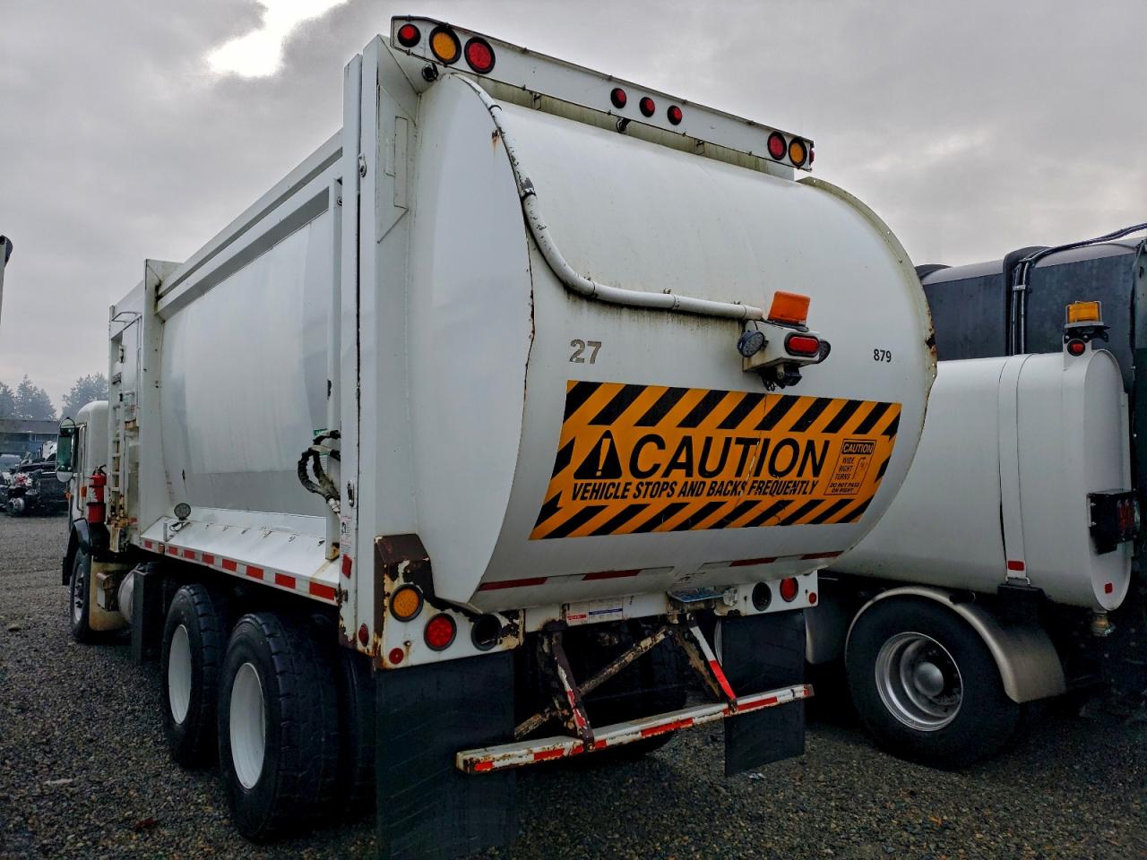 Peterbilt 320 Image 3