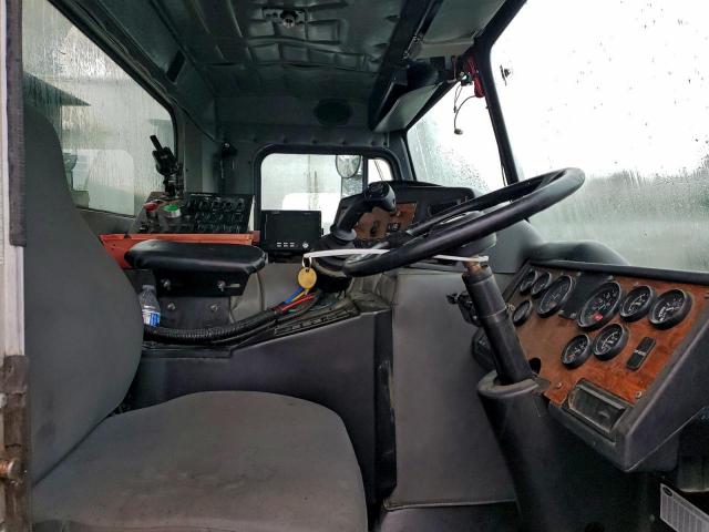 Peterbilt 320 Image 10