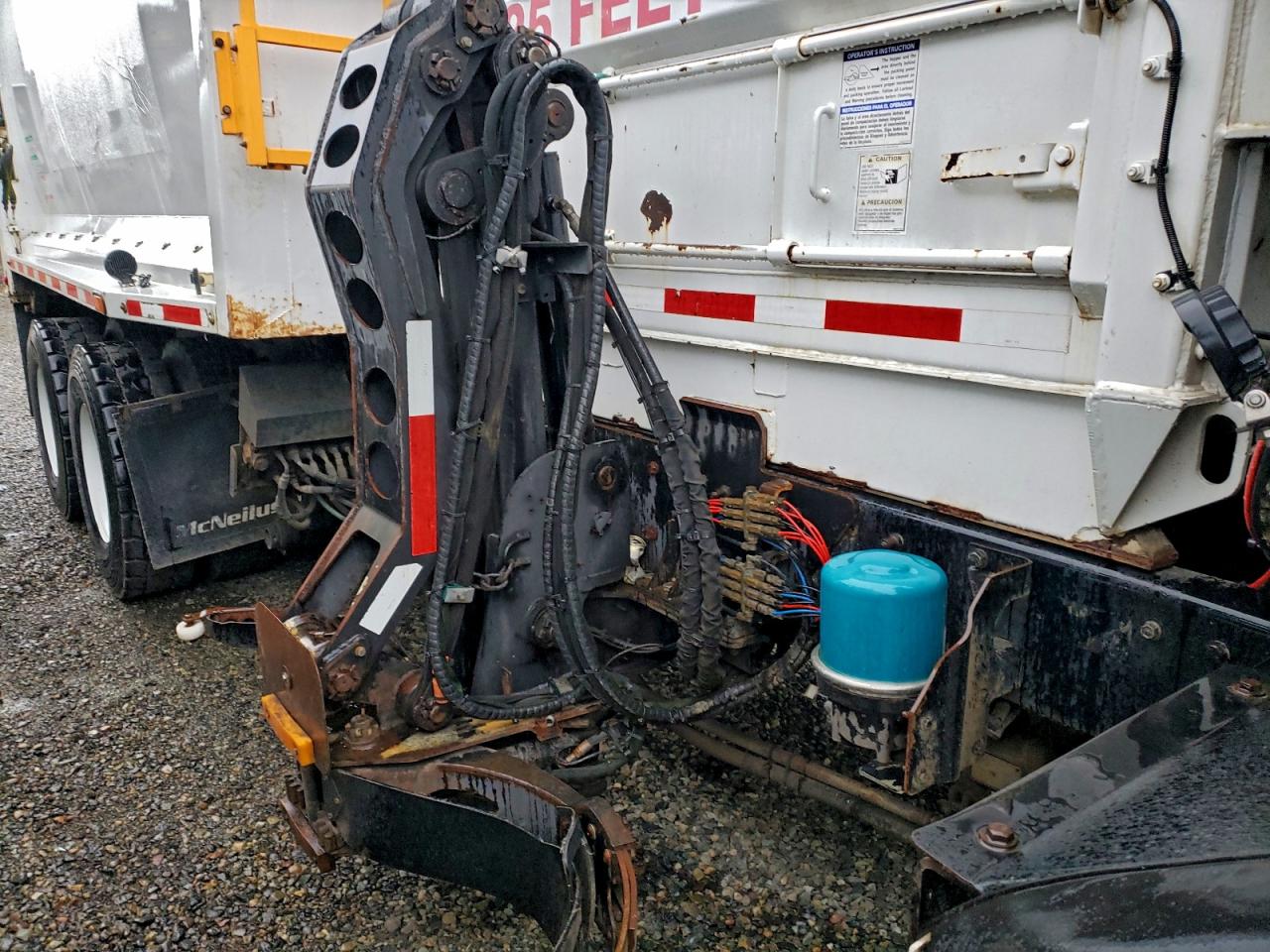 Peterbilt 320 Image 7