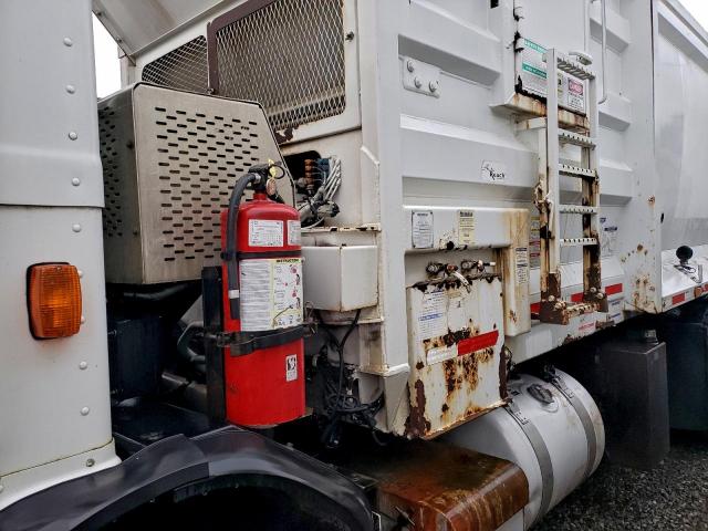 Peterbilt 320 Image 8