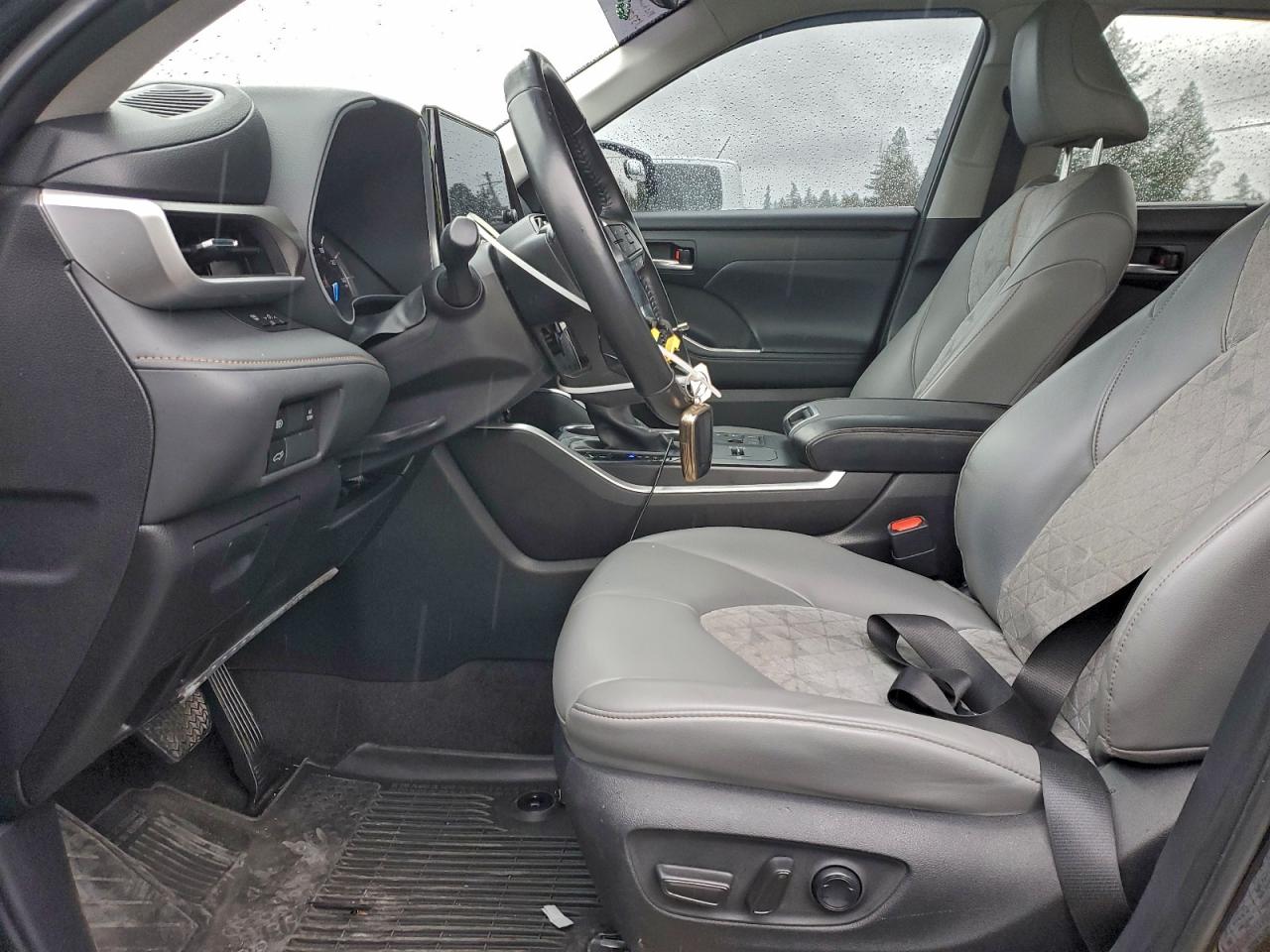 Toyota Highlander Hybrid Bronze Edition Image 2