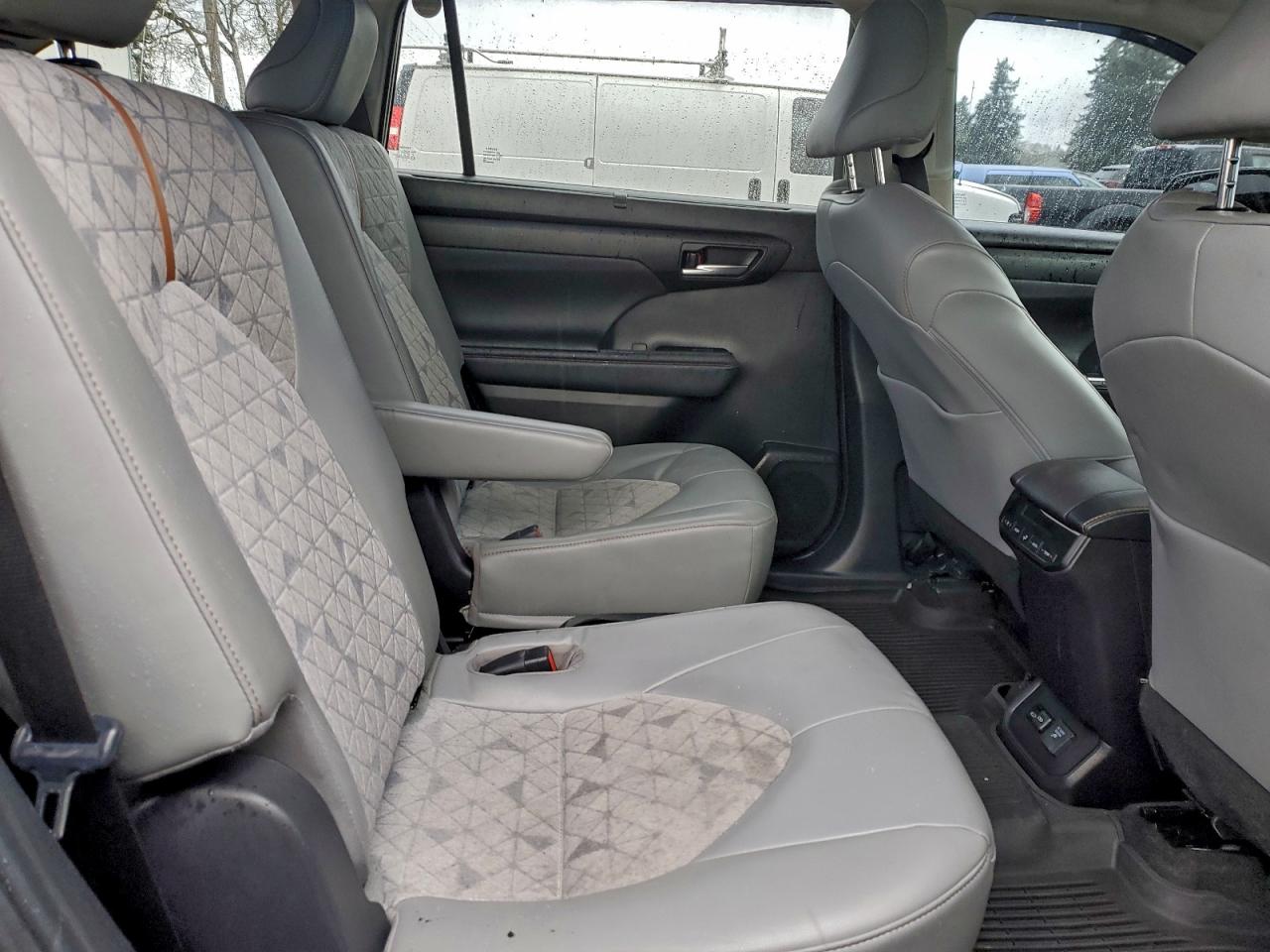 Toyota Highlander Hybrid Bronze Edition Image 11