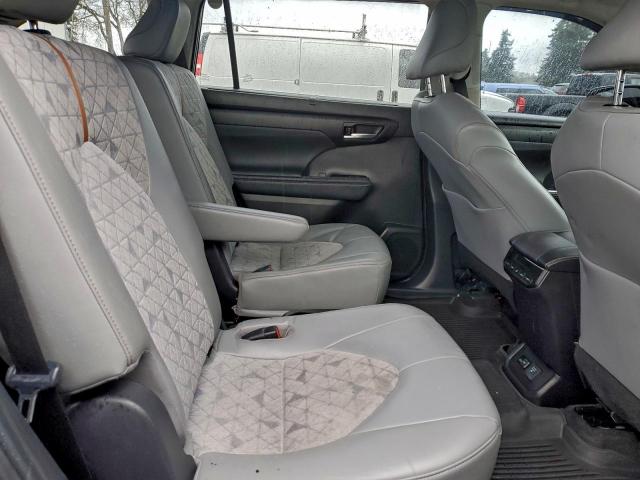 Toyota Highlander Hybrid Bronze Edition Image 11